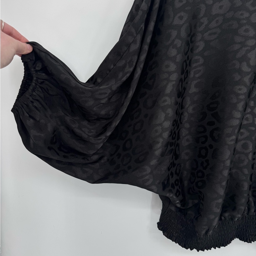 Umgee Women's Black Leopard Print V-Neck Blouse Size Small 🐆🖤 - Picture 5 of 7